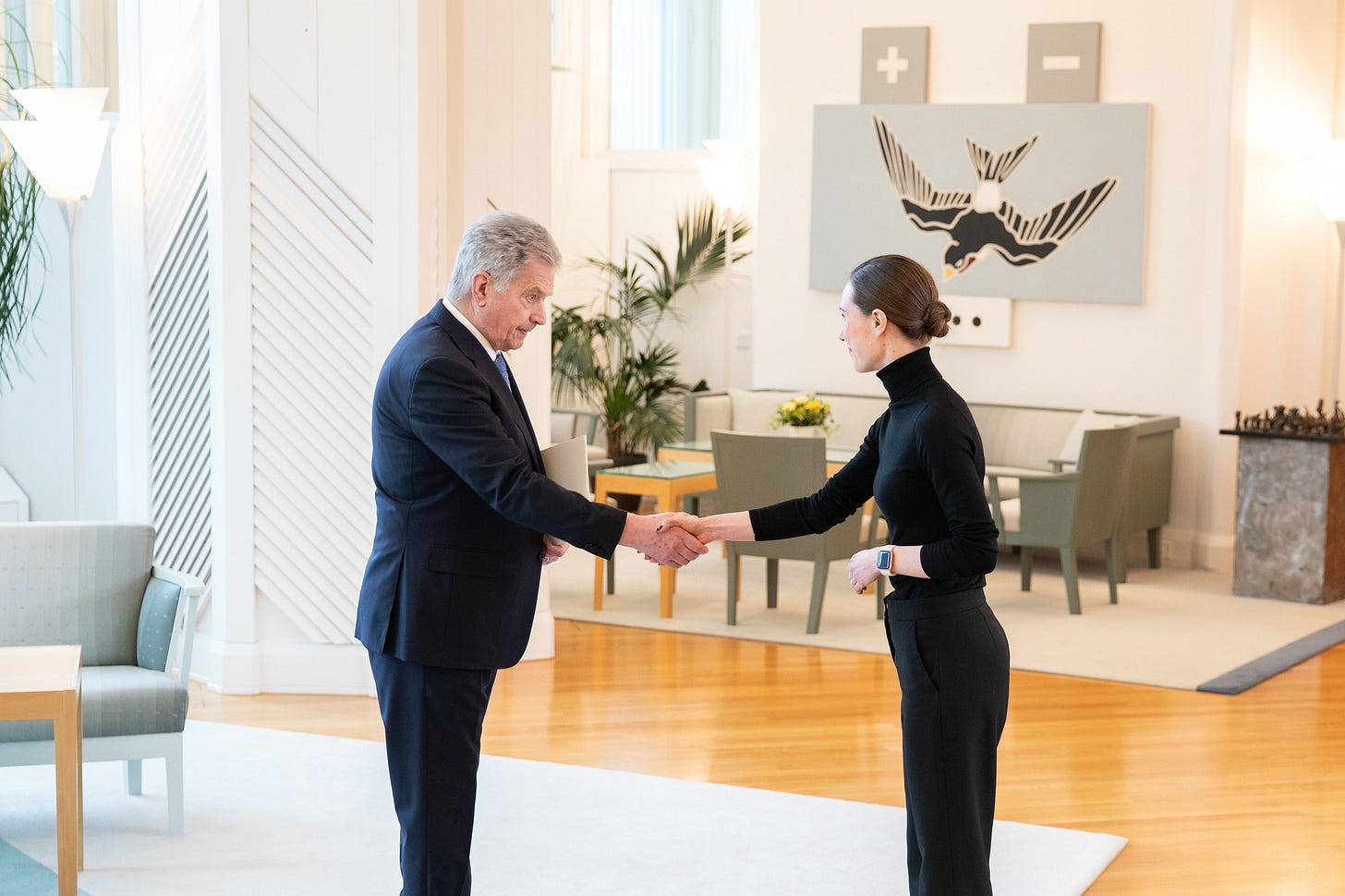 Presidentti Niinistö ja pääministeri Marin kättelevät Mäntyniemessä Presidentti Niinistö ja pääministeri Marin kättelevät Mäntyniemessä
