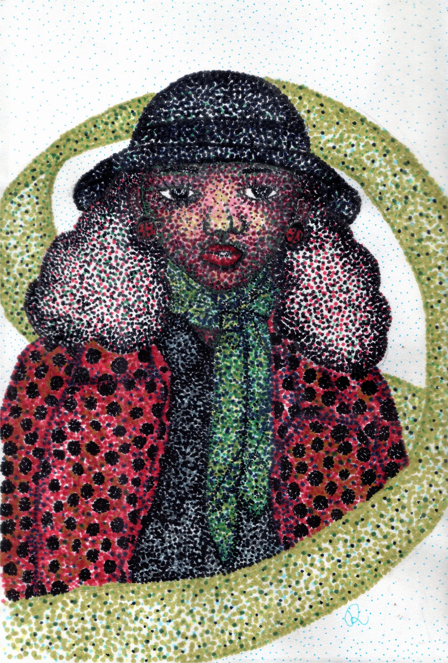 Desenho em pontilhismo mostra uma mulher negra com cabelos de comprimento médio e volumoso. Ela usa um chapéu redondo preto, brincos em formato de joaninha, lenço verde amarrado no pescoço, camisa preta sobreposta por casaco vermelho com bolinhas pretas. Ela está emoldurada por uma forma orgânica verde.