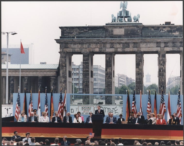 File:Photograph of President Reagan giving a speech at the Berlin Wall, Brandenburg Gate, Federal Republic of Germany - NARA - 198585.tif