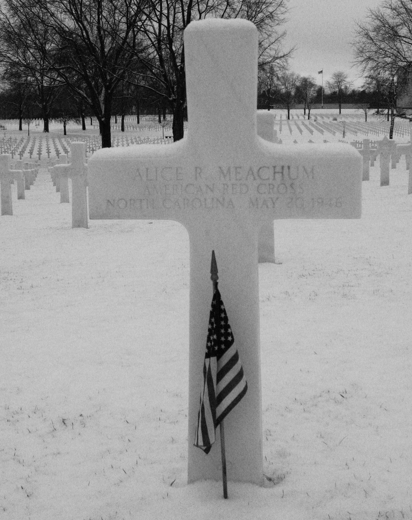 A cross with a flag in the snow

AI-generated content may be incorrect.