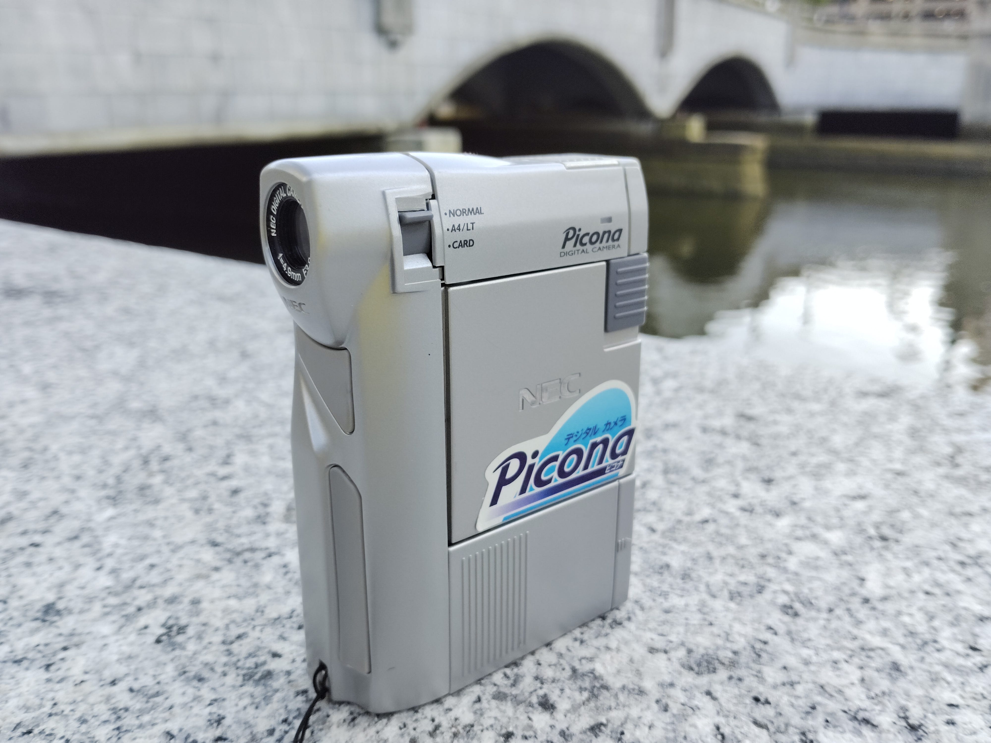 NECPC-DC200K Picona（ピコナ） 液晶ディスプレイデジタルカメラ NEC Picona PC-DC200K - by Digital-Camera-History
