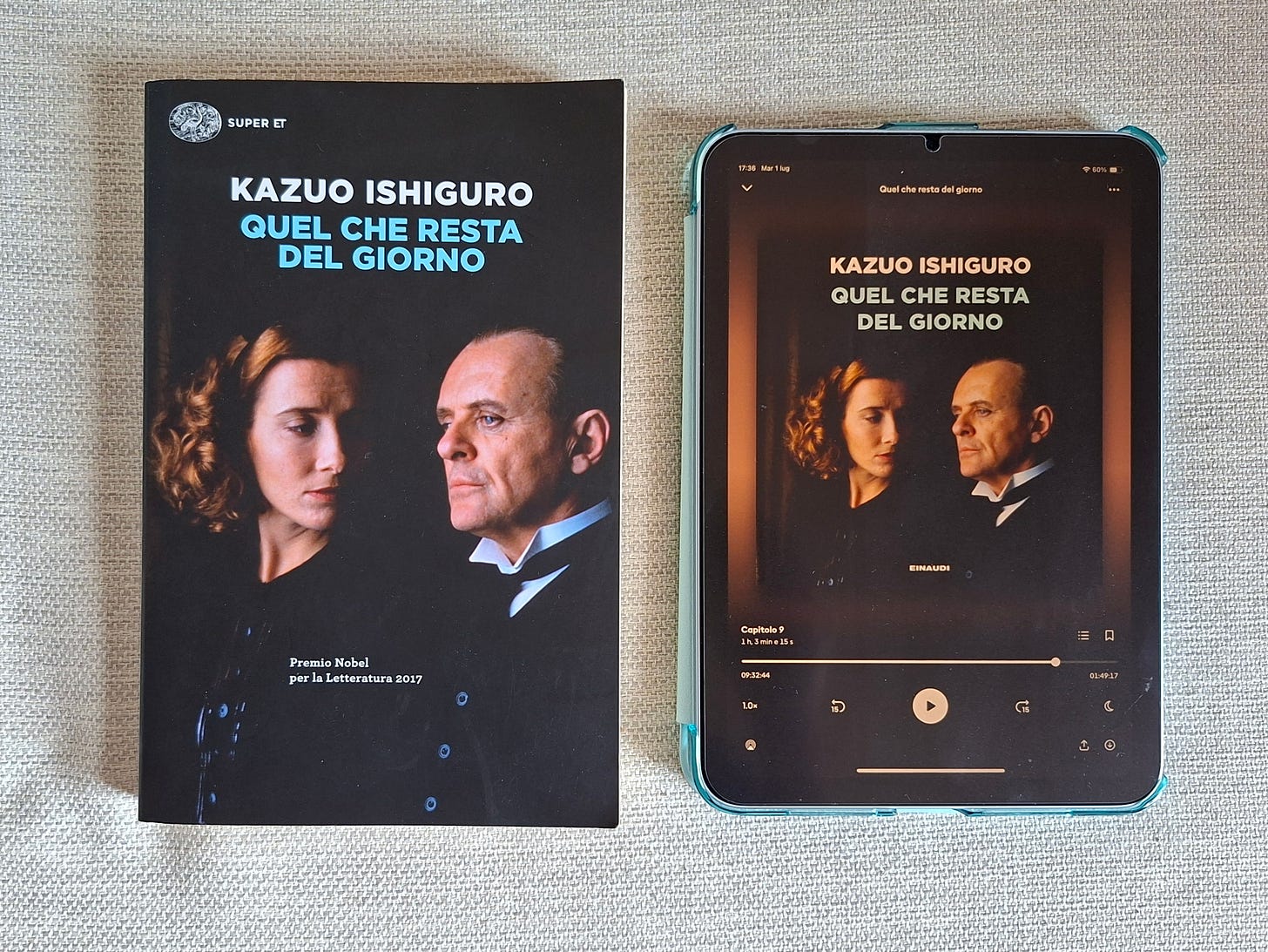 Foto dell’edizione cartacea e di un iPad con l’audiolibro di “Quel che resta del giorno“. 
