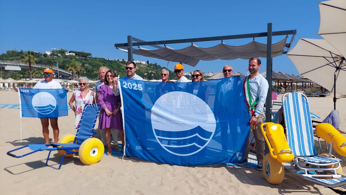 Potrebbe essere un'immagine raffigurante 9 persone, spiaggia, acqua e testo