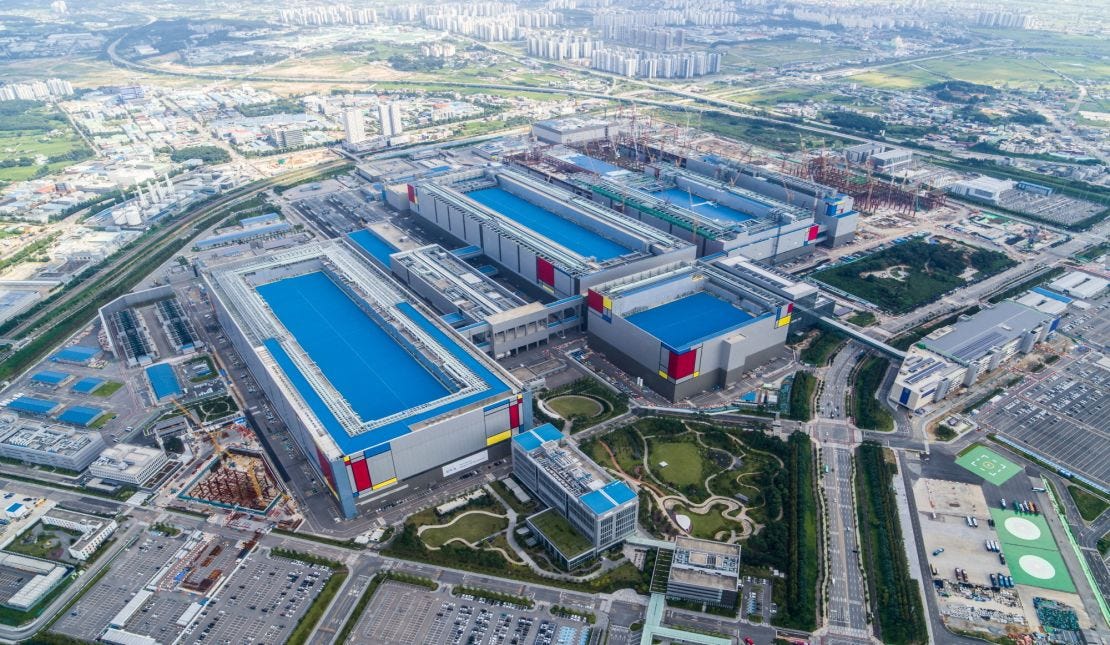 Imagem mostrando vista aérea do complexo de semicondutores da Samsung em Pyeongtaek, Coreia do Sul, ilustrando infraestrutura avançada de produção de chips