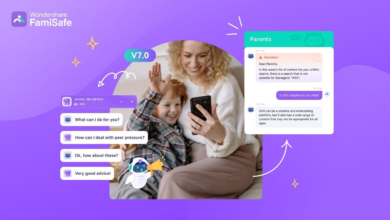 Criança sorrindo olhando para o celular segurado pela mae - Imagem de promoçao do Wondershare FamiSafe
