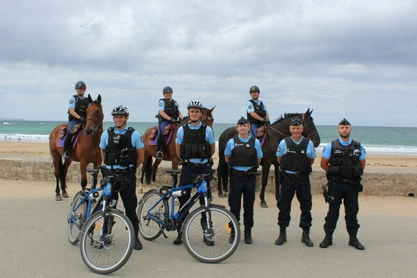 Ils sont beaux ces gendarmes avec leurs...