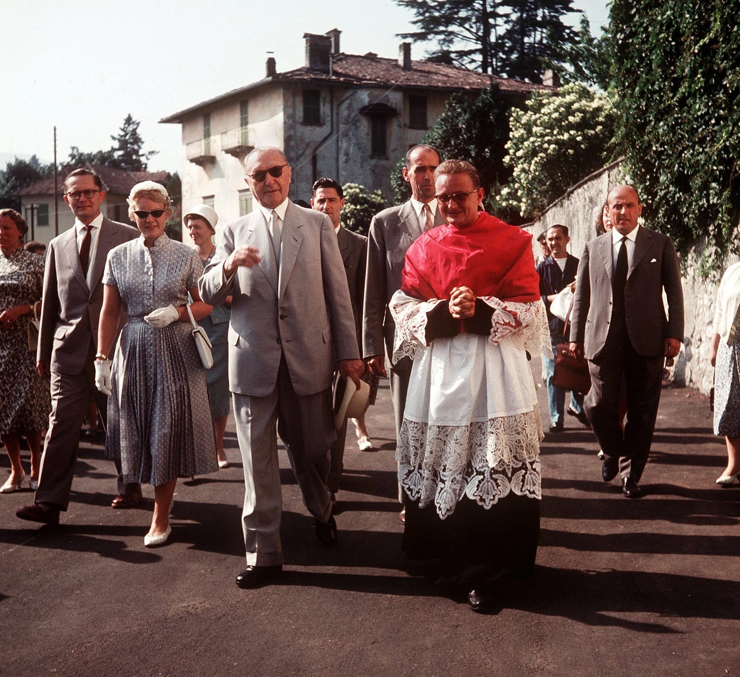 Konrad Adenauer beim Kirchgang in seinem Urlaubsort Cadenabbia am Comer See