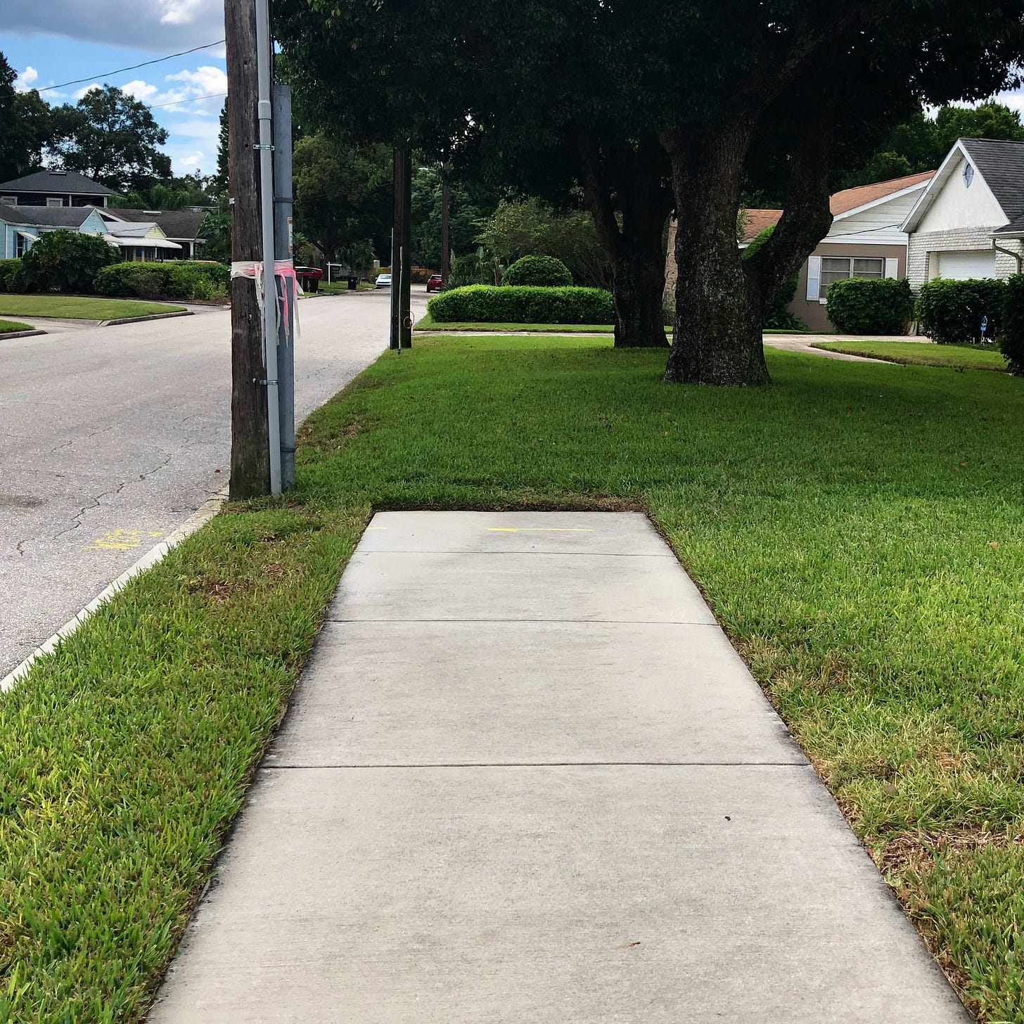 sidewalk in colonialtown dead end