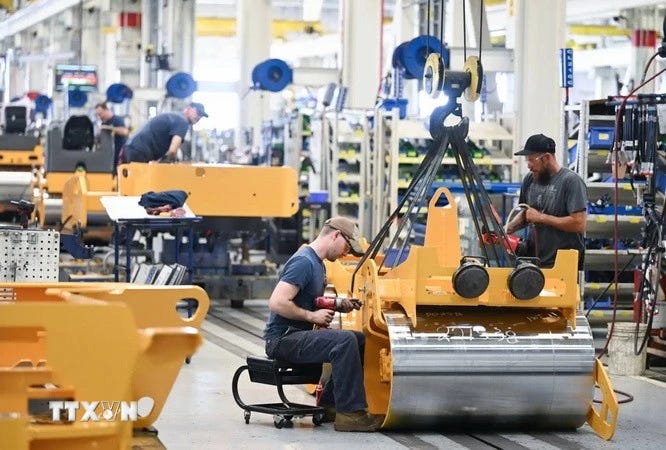 Công nhân làm việc tại một nhà máy ở Pennsylvania, Mỹ. (Ảnh: Getty Images/TTXVN) Công nhân làm việc tại một nhà máy ở Pennsylvania, Mỹ. (Ảnh: Getty Images/TTXVN)