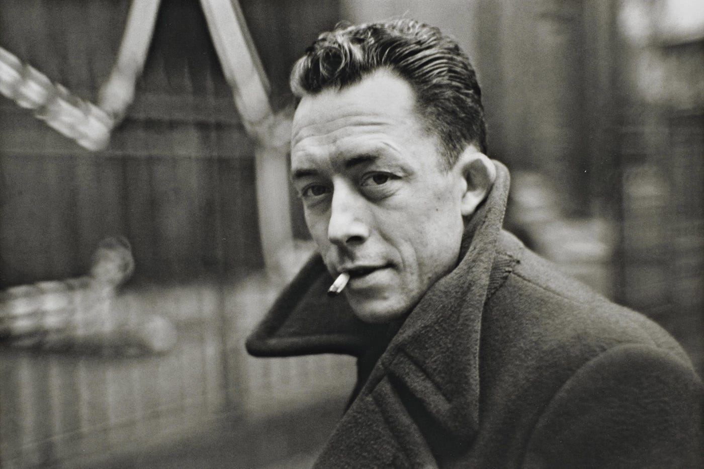 Albert Camus em Paris, França (1944) - Foto: Henri Cartier-Bresson/Fondation Henri Cartier-Bresson