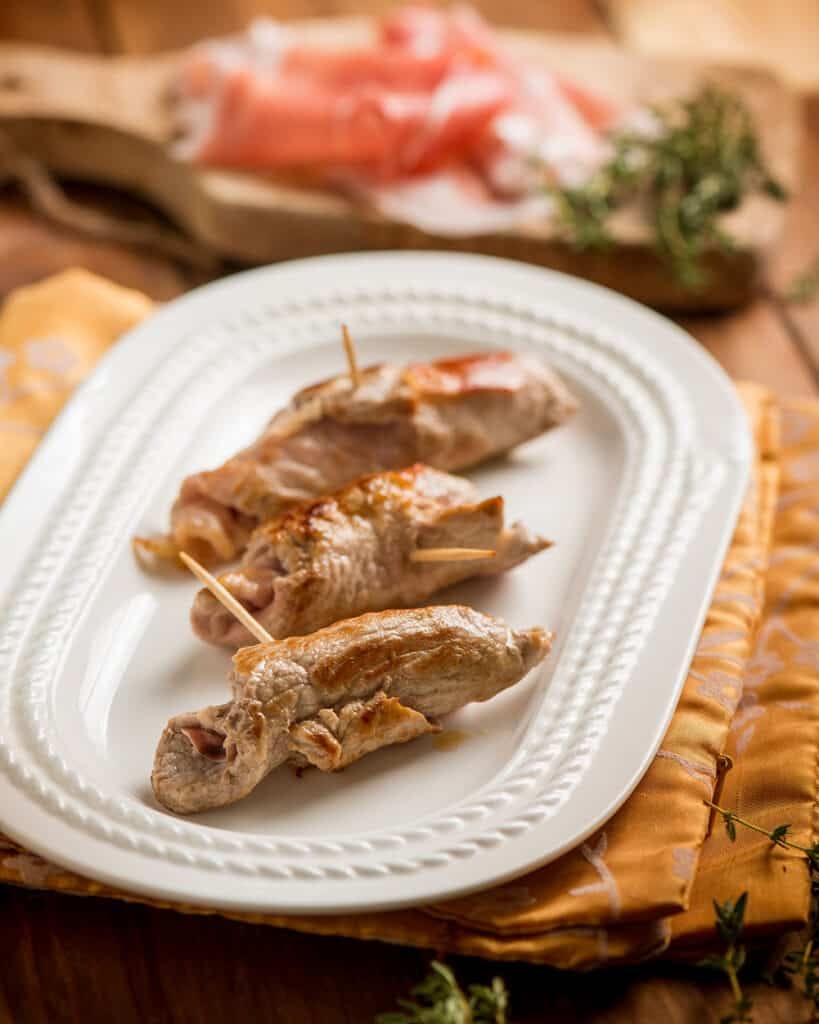 https://y6c9r7d2.rocketcdn.me/wp-content/uploads/2020/05/Involtini-di-vitello-con-prosciutto-1-1-819x1024.jpg