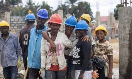 Des ouvrières sur le chantier de la future maternité d'excellence du Sierra Leone Des ouvrières sur le chantier de la future maternité d'excellence du Sierra Leone
