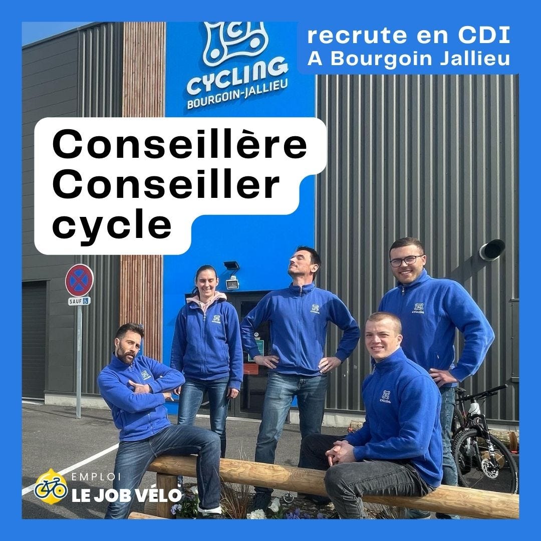 salaries de cycling bourgoin-jalliieu faisant les pitres devant le magasin