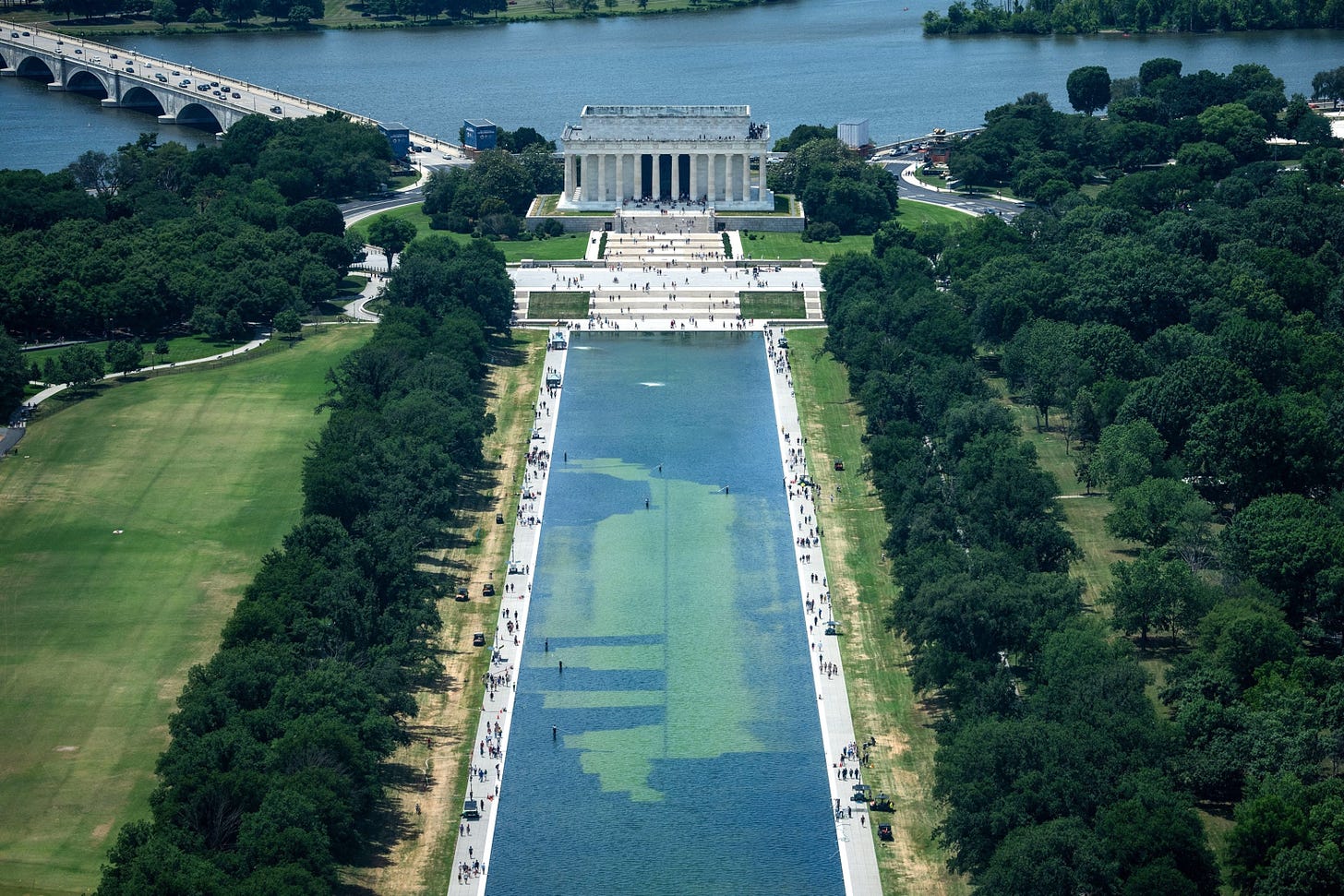 Algae-marred Reflecting Pool draws tourists, but not for reasons Trump wanted - ABC News Algae-marred Reflecting Pool draws tourists, but not for reasons Trump wanted - ABC News