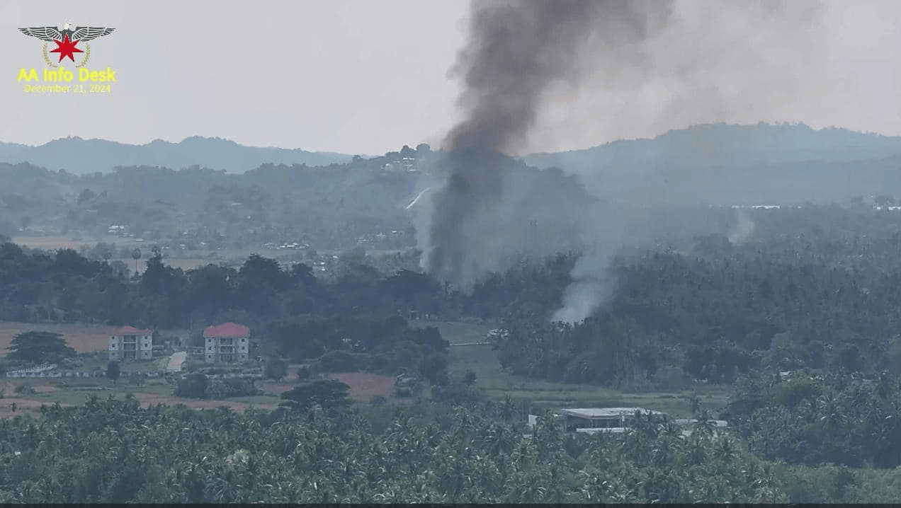 ပုံစာ - ဂွမြို့သိမ်းတိုက်ပွဲမှာ နေအိမ်တချို့လက်နက်ကြီးထိမှန်ပြီး မီးလောင်နေတဲ့မြင်ကွင်း  ဓါတ်ပုံ - AA Info Desk