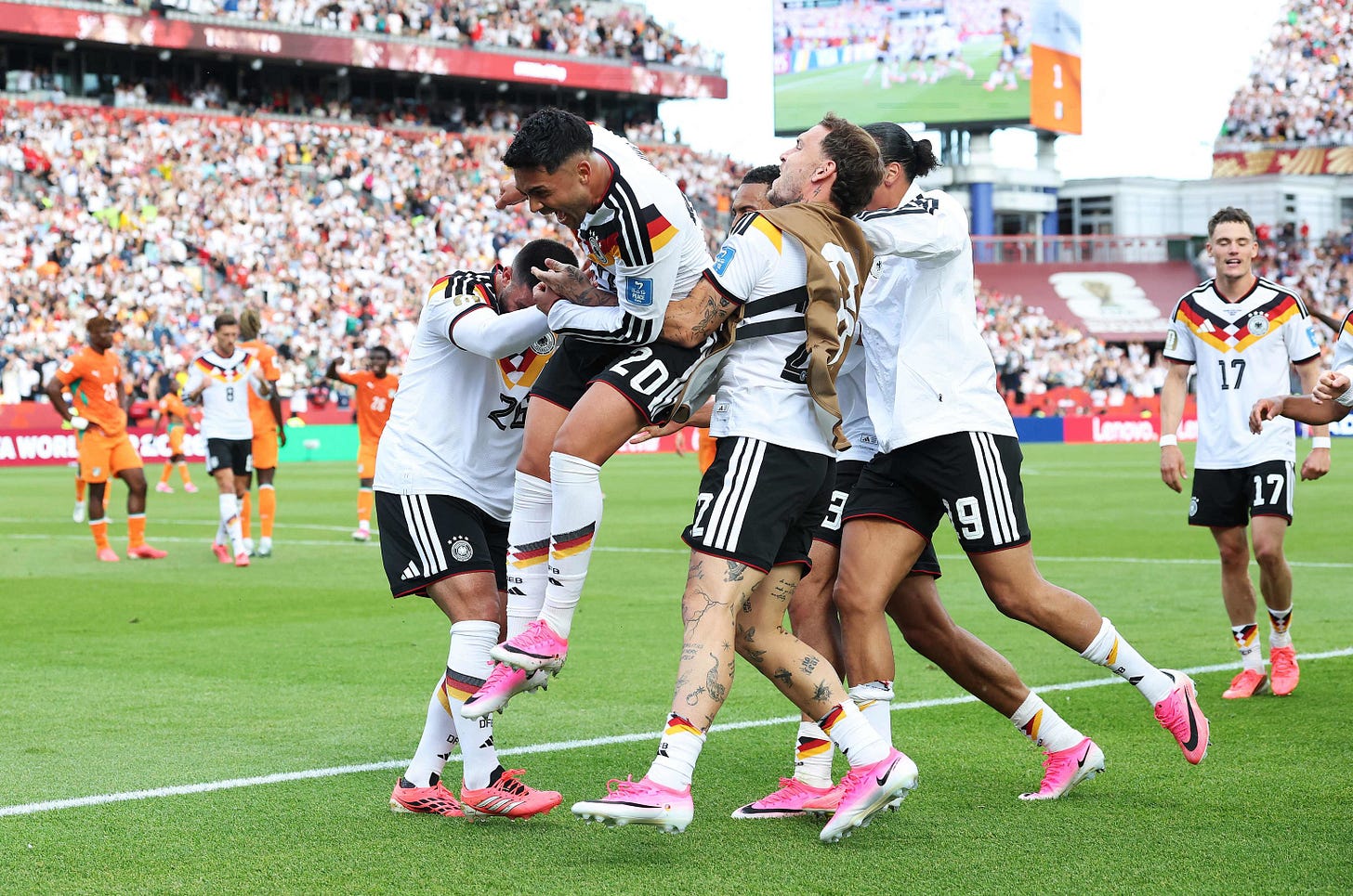 Los alemanes celebran el 2-1. Los alemanes celebran el 2-1.