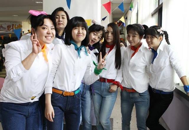 A H.S. Gang Called “Sunny” Reunites to Cheer Up a Dying Friend