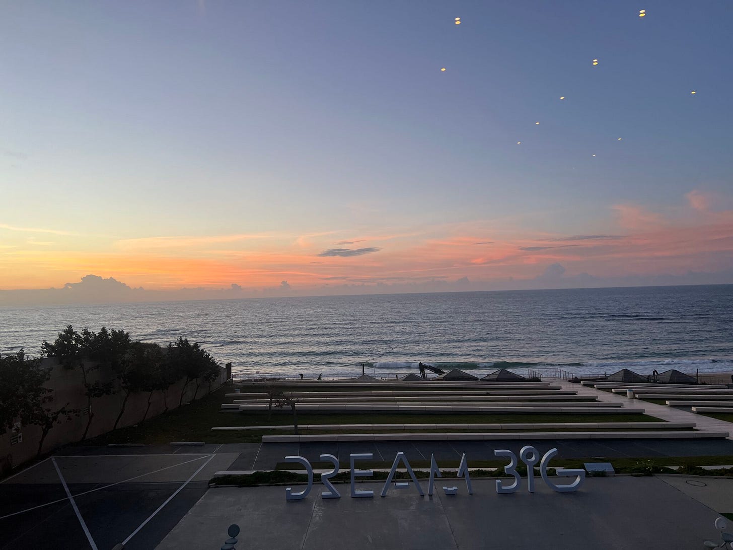 Vor dem Peres Center for Peace and Innovation in Tel Aviv steht eine typografische Skulptur: „Dream Big“. Im Hintergrund sieht man das Meer, darüber ein pastelliger Himmel in der Abenddämmerung Vor dem Peres Center for Peace and Innovation in Tel Aviv steht eine typografische Skulptur: „Dream Big“. Im Hintergrund sieht man das Meer, darüber ein pastelliger Himmel in der Abenddämmerung