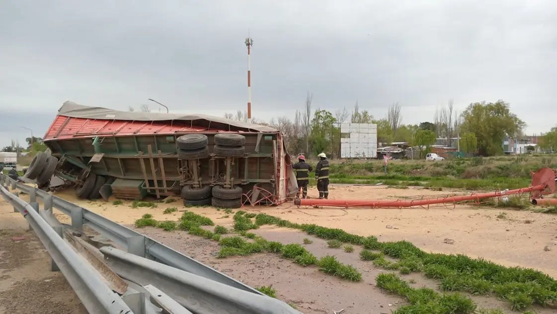 Volcó un camión en la rotonda de Grünbein y el chofer fue hospitalizado