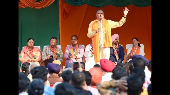 BJP nominee Sanjay Tandon at a public meeting at furniture market in Sector 34 in Chandigarh on Thursday. (Ravi Kumar/HT )