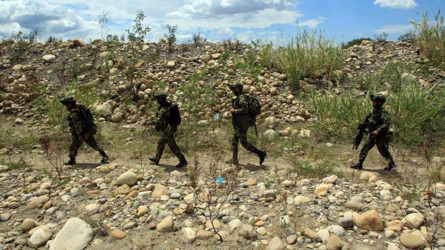 Una treintena de soldados colombianos retenidos por pobladores Una treintena de soldados colombianos retenidos por pobladores