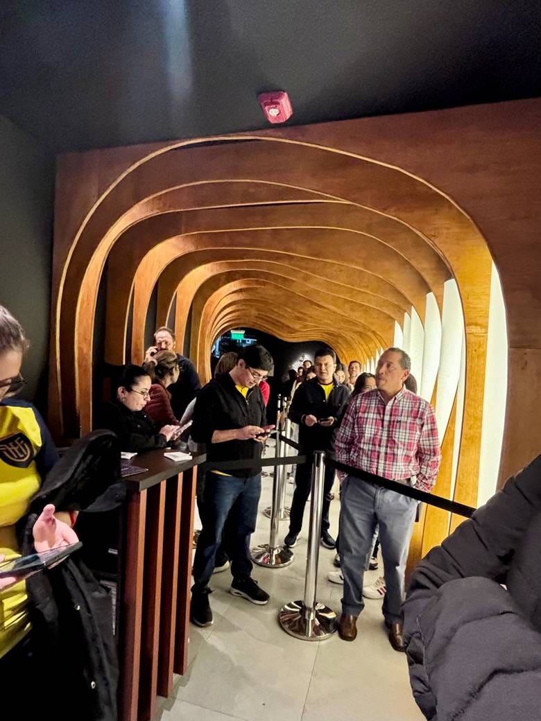 A group of people standing in a tunnel

AI-generated content may be incorrect.