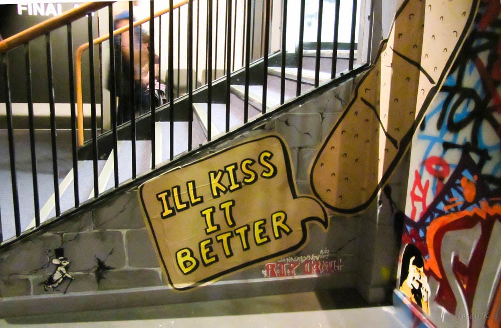 街頭牆面上「I'll kiss it better」的圖像與塗鴉環境|來源:Jocey K / Flickr(CC BY-SA) 街頭牆面上「I'll kiss it better」的圖像與塗鴉環境|來源:Jocey K / Flickr(CC BY-SA)
