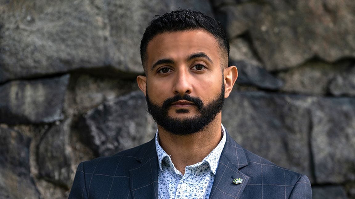 Ruotsin kansalainen Ahmed tukee Koraanin polttamista, arvostelee islamisteja ja puolustaa ihmisoikeuksia. Hänen mielestä sananvapaus on arvokasta, islamisteja pitää vastustaa ja islaminuskon ihmisoikeusloukkauksista pitää puhua avoimesti.
