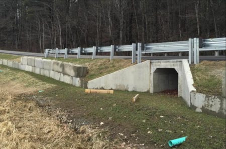 L'entrée du tunnel, cimentée sous la grand route