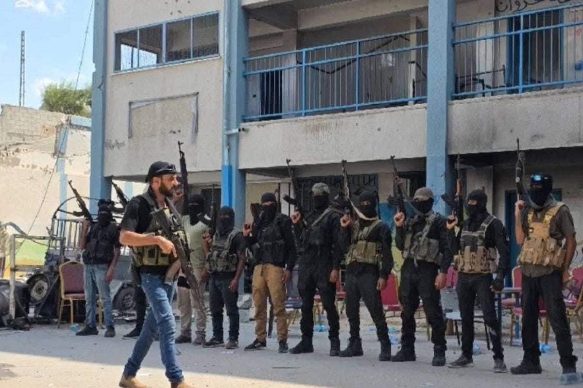 Membrii unor clanuri înarmate au preluat controlul asupra anumitor zone din Fâșia Gaza și sunt implicați în furtul ajutoarelor umanitare și deturnarea camioanelor. Sursă: profilul de Facebook al lui Yasser Abu Shabab, via investigace.cz