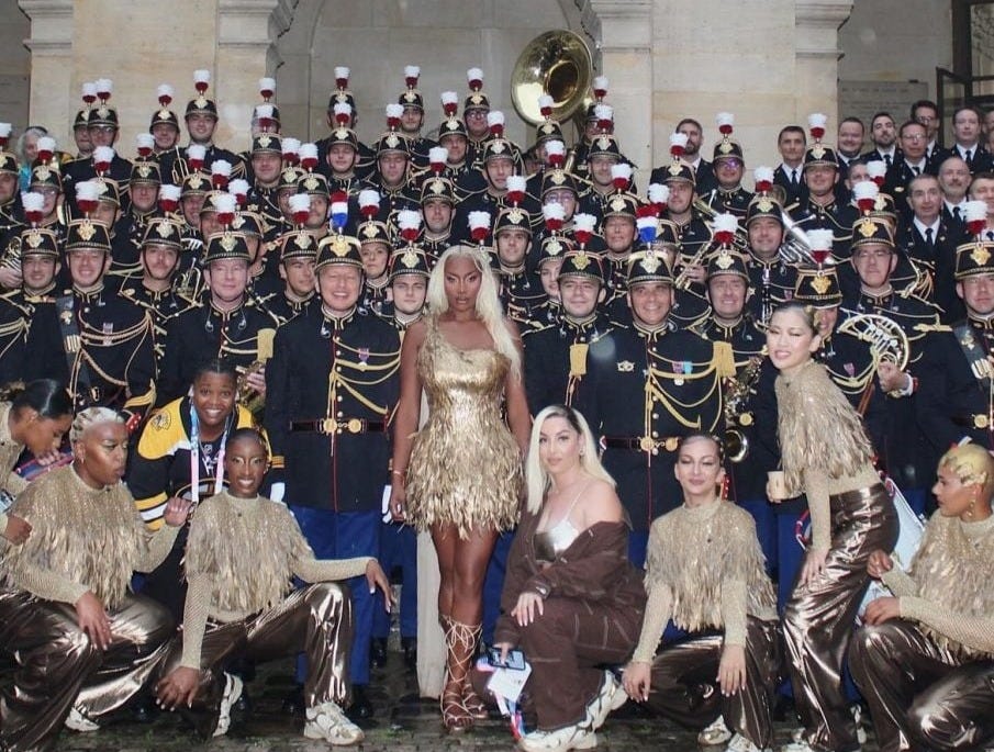 Aya Nakamura en Dior et la Garde républicaine à la cérémonie d’ouverture des Jeux Olympiques de Paris 2024 © Compte Instagram d’Aya Nakamura.
