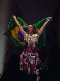 Rachel Chinouriri (@rachelchinouriri) estreou no Brasil com casa lotada no  Cine Joia. Teve samba, emoção, parabéns em português e um final na plateia  ao som de “Never Need Me”. Pra conferir a