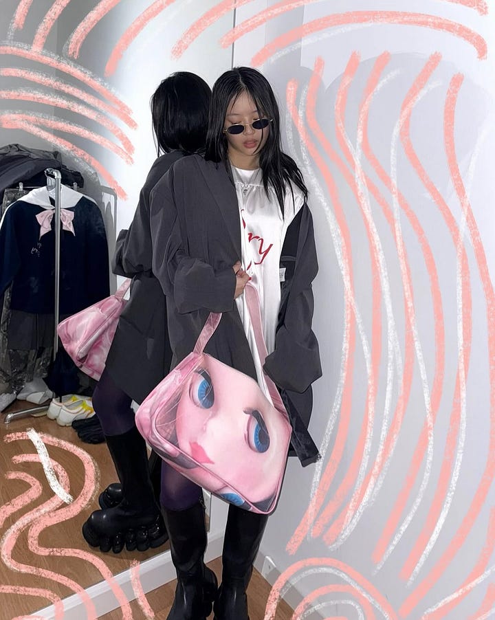 バッグ IM SORRY by Petra Collins Blythe Bag SSENSE Exclusive Pink JennyFax Edition Blythe Doll Print Bag