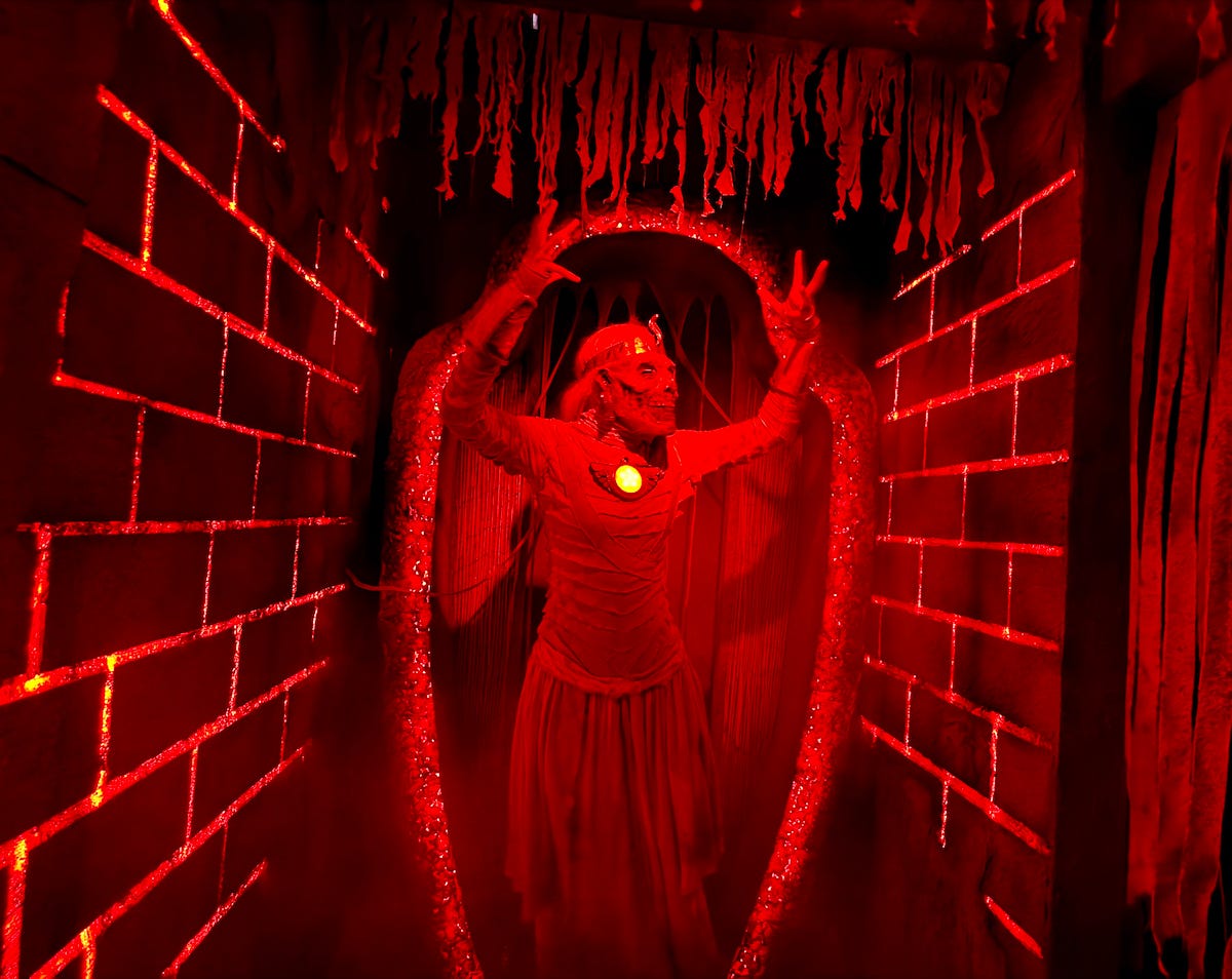 Universal Monsters Eternal Bloodlines haunbted house Halloween Norror Nights 2024 Universal Monsters Eternal Bloodlines haunbted house Halloween Norror Nights 2024