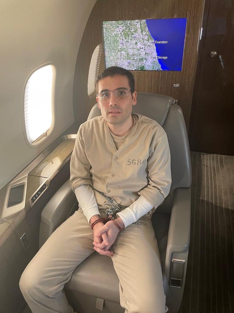 Zatímco se Mexičané v sobotu probírali z bujarých oslav Dne nezávislosti, pohublý a oholený Ovidio Guzmán nasedal do letadla směr žalář v USA. (Foto: DEA) Zatímco se Mexičané v sobotu probírali z bujarých oslav Dne nezávislosti, pohublý a oholený Ovidio Guzmán nasedal do letadla směr žalář v USA. (Foto: DEA)