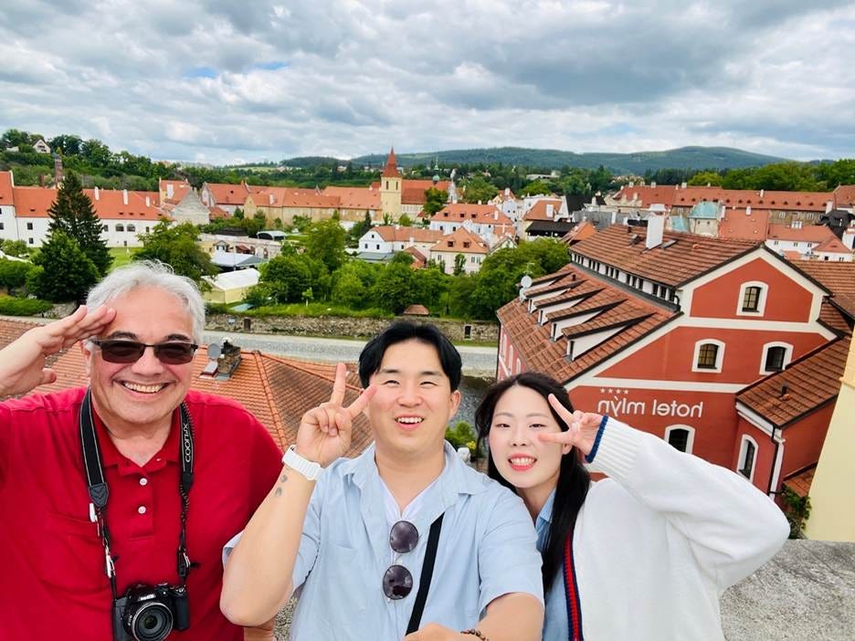 A group of people posing for a picture

AI-generated content may be incorrect.