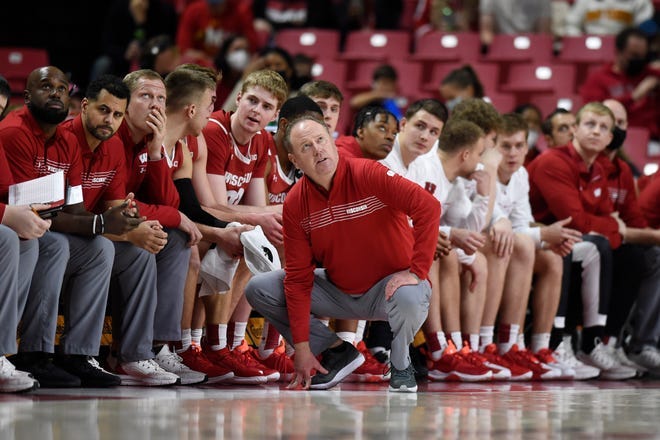 UW basketball coach Gard helping mother battle breast cancer