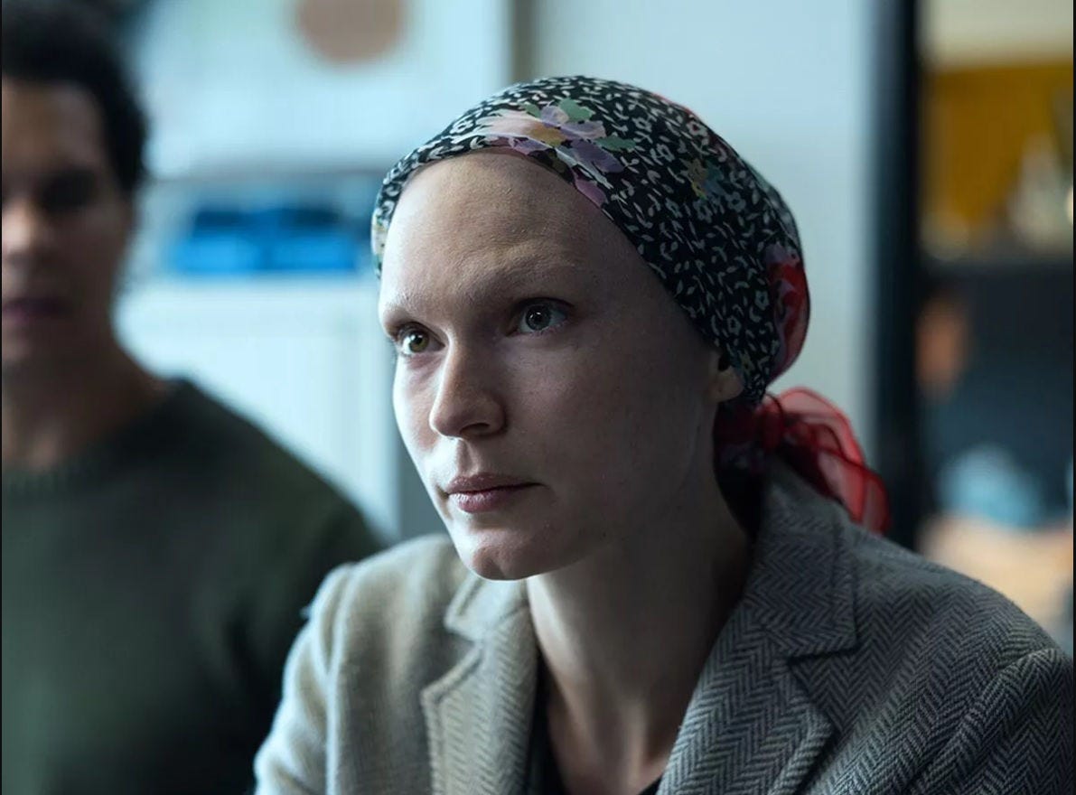 Kampen mot kreften er lang og hard, men finnes det håp? Tilda Cobham-Hervey som Lucy. ©Netflix