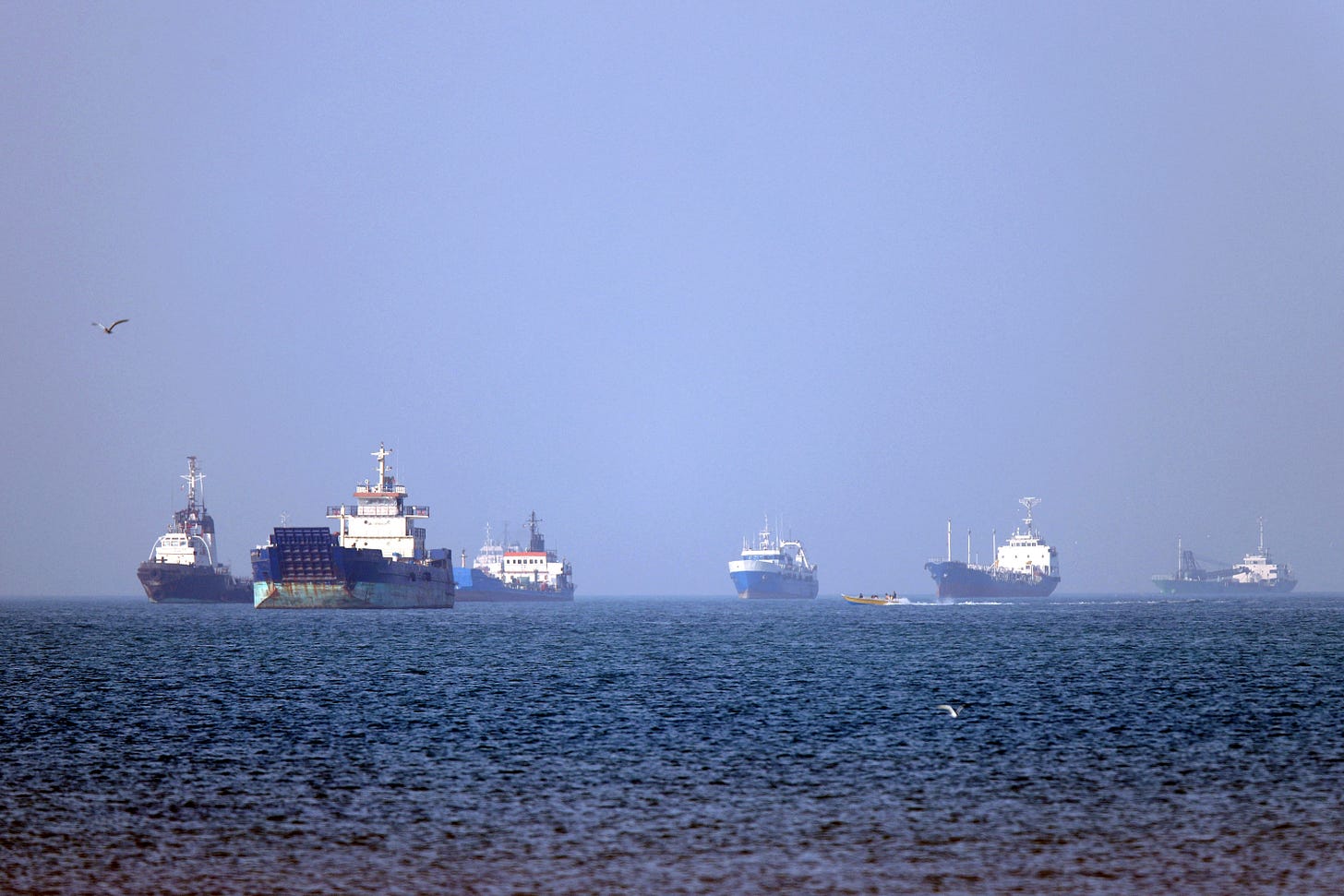 Thuyền bè đậu neo, chờ eo biển Hormuz mở cửa. Nguồn: Getty Images. 