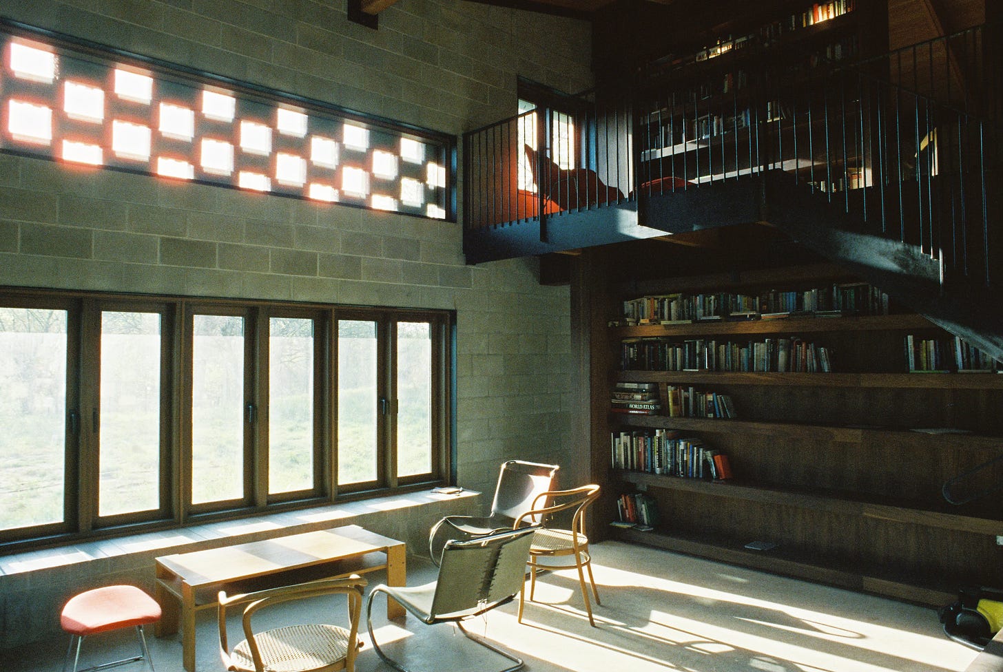 Living room and library of Edgeland Casita by AgiMiagi