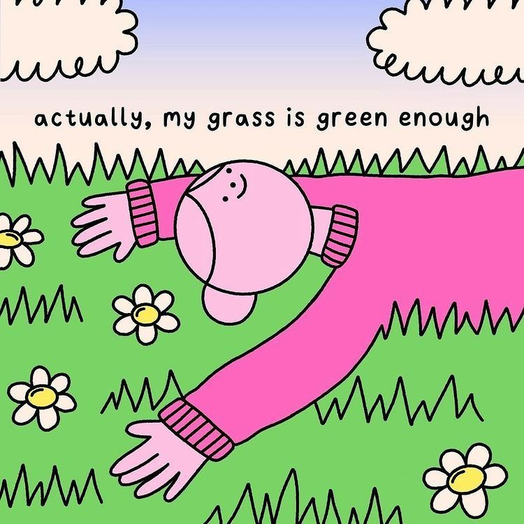 grama verde com margaridas, uma menina branca, vestindo um blusão rosa está deitada na grama. há nuvens desenhadas no céu. a frase, em inglês, diz "actually, my grass is green enough", na verdade, minha grama é verde o suficiente.