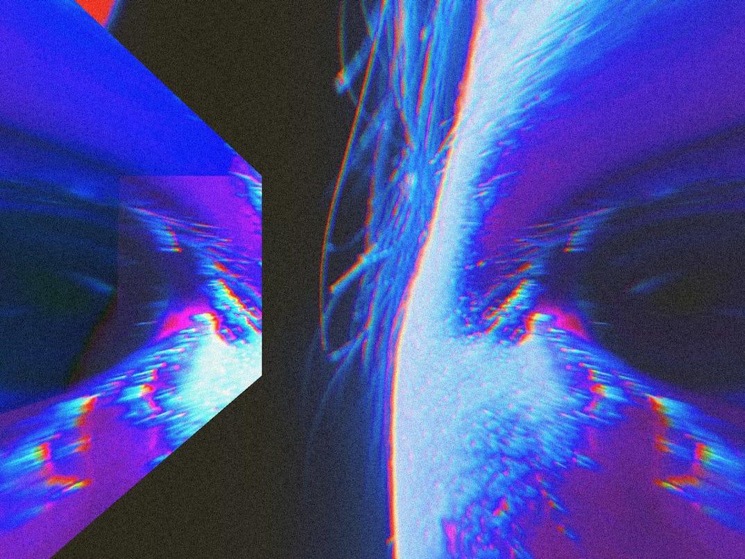 o close em um rosto, no olho esquerdo, que se vê refletido e distorcido no lado direito pelo que parece ser um pequeno espelho ou superexposição. As cores são frias e a imagem é estranha, artística.