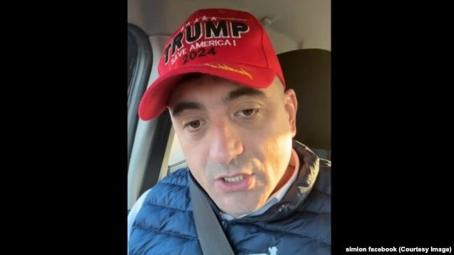 Liderul AUR, George Simion, cu șapca MAGA (Make America Great Again) a campaniei Trump. Liderul AUR, George Simion, cu șapca MAGA (Make America Great Again) a campaniei Trump.