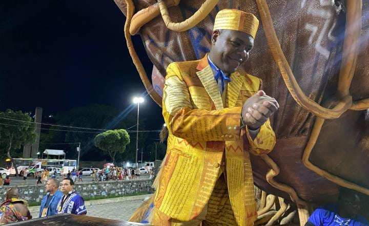 Ministro tem que estar em todo lugar”, diz Silvio Almeida na Sapucaí | VEJA  RIO