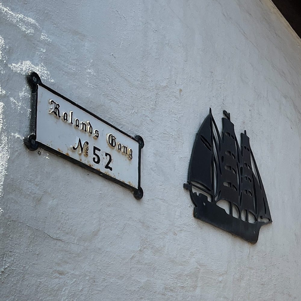 Photograph of the sign at Kalands Gang, Lübeck