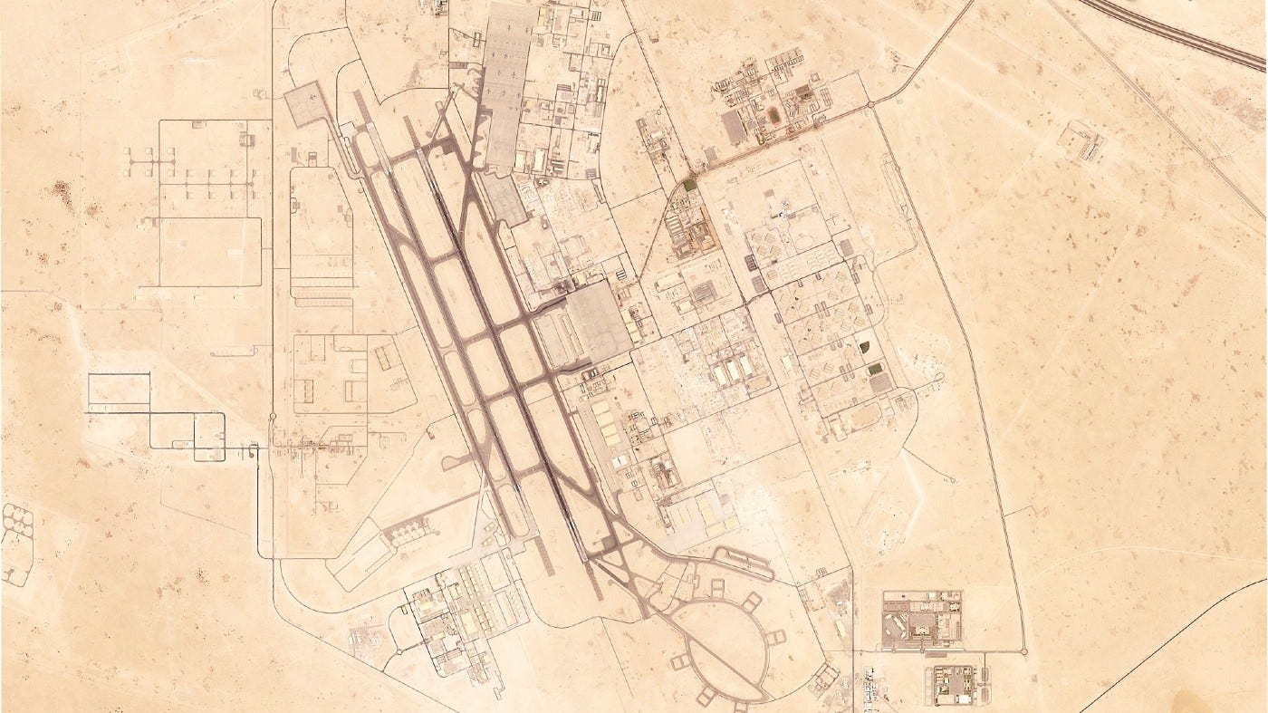 Esta imagem de satélite do Planet Labs PBC mostra a Base Aérea de Al Udeid, nos arredores de Doha, Catar, domingo, 15 de junho de 2025.