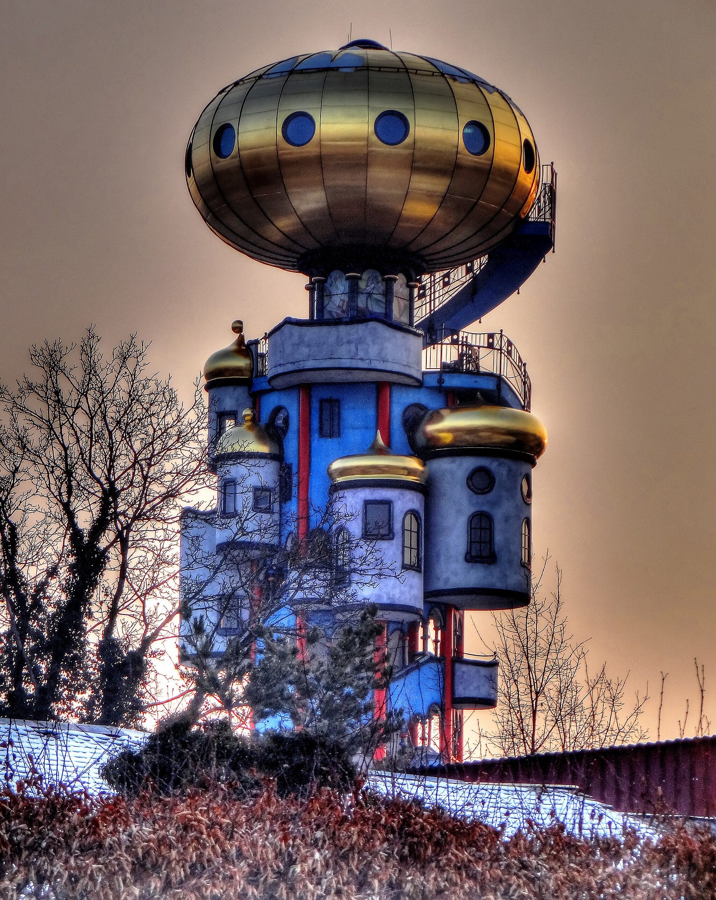 The approximately 34-meter tower on the site of the brewery Kuchelbauer is a creation of Friedensreich Hundertwasser. The artist died in 2000, still in the planning stage. The tower was built by the architect Peter Pelikan. Originally, the tower will be 70 meters high. But the conservative mayor and Generallkonservator the Bavarian State Conservation Office (EJ Greipel) fought in Court smaller tower, supposedly not to impair the skyline of the old town. This silhouette is, however, extremely boring and completely bland.
