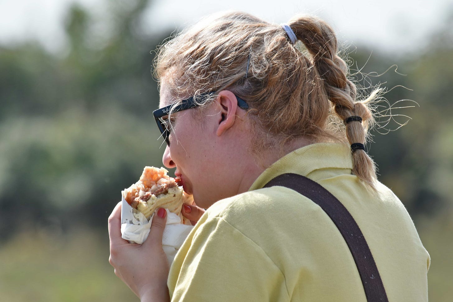 Free picture: eating, hamburger, sandwich, side view, woman, outdoors, burrito, nature, leisure, enjoyment Free picture: eating, hamburger, sandwich, side view, woman, outdoors, burrito, nature, leisure, enjoyment