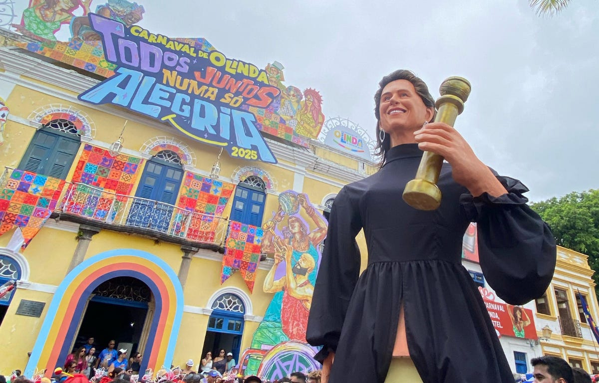 Fernanda Torres com Globo de Ouro ganha boneco gigante de Olinda; veja |  CNN Brasil
