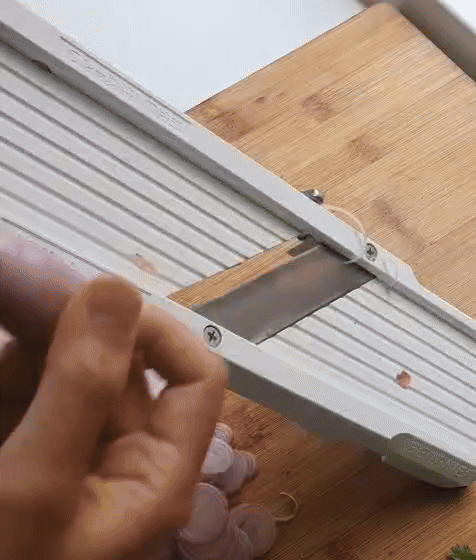 slicing.mp4 [video-to-gif output image]